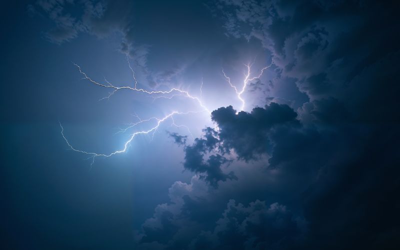 Guida-pratica-per-mettere-al-sicuro-i-tuoi-beni-durante-i-temporali-e-le-emergenze-di-stagione Scudo contro il clima: difendi casa e auto d'estate